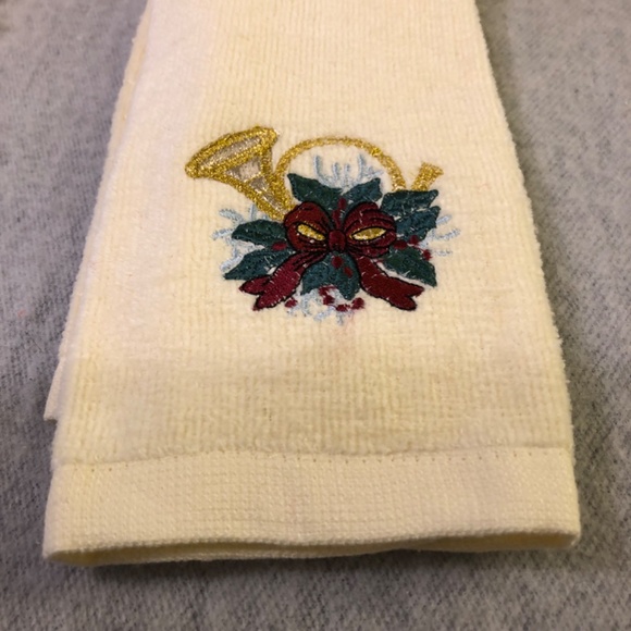 NWT - Set of Three Embroidered Christmas Hand Towels - Picture 10 of 16